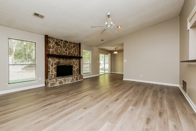 Foto del edificio - 9380 Forest Knoll Dr
