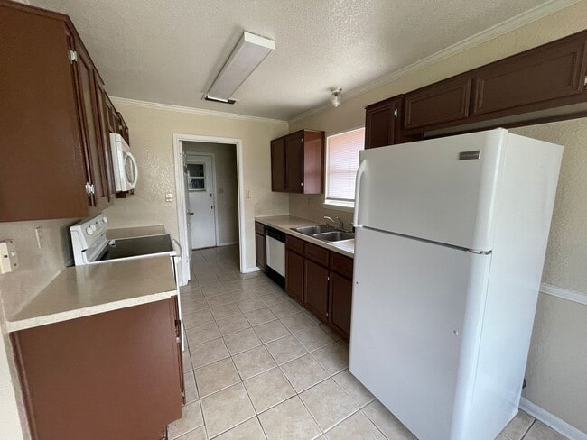 Building Photo - 360 Virtual Tour Available