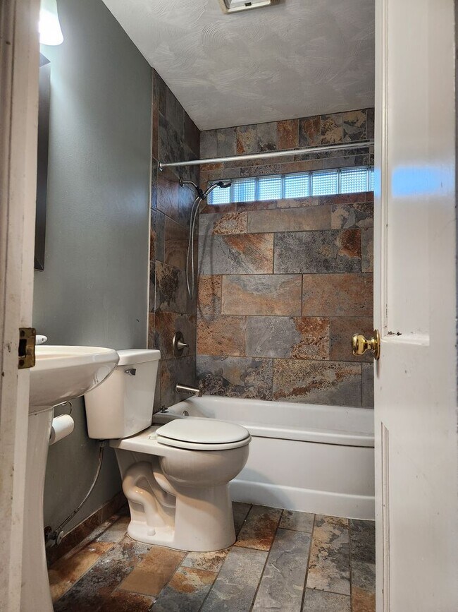 Foto del edificio - 3 Bedroom/1 Bath with garage