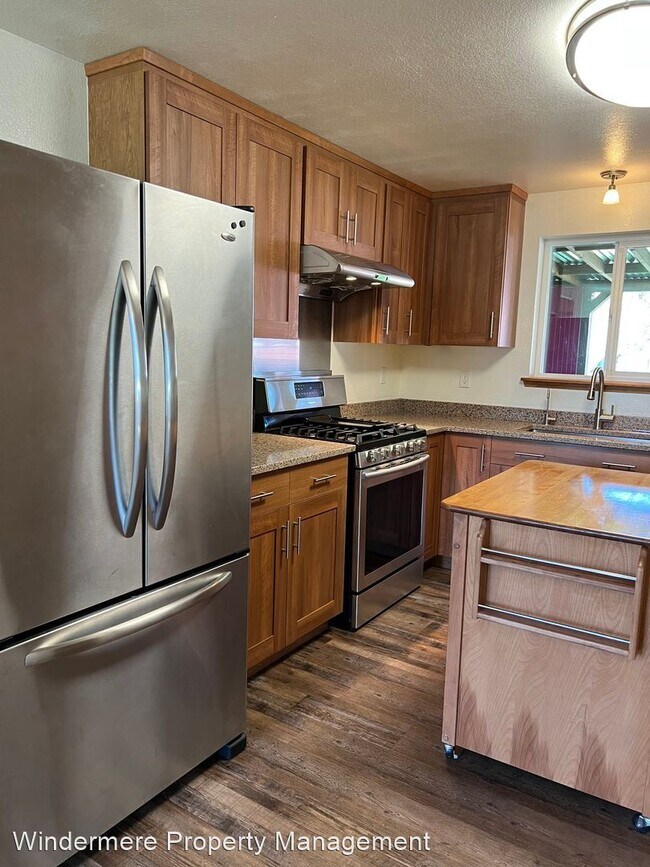 Building Photo - 3 br, 1 bath House - 2144 Hawthorne St.