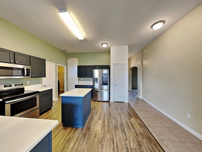 Building Photo - 664 Lady Lake Rd W