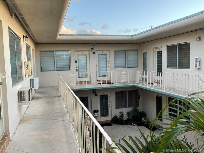 Foto del edificio - 2072 NE 169th St