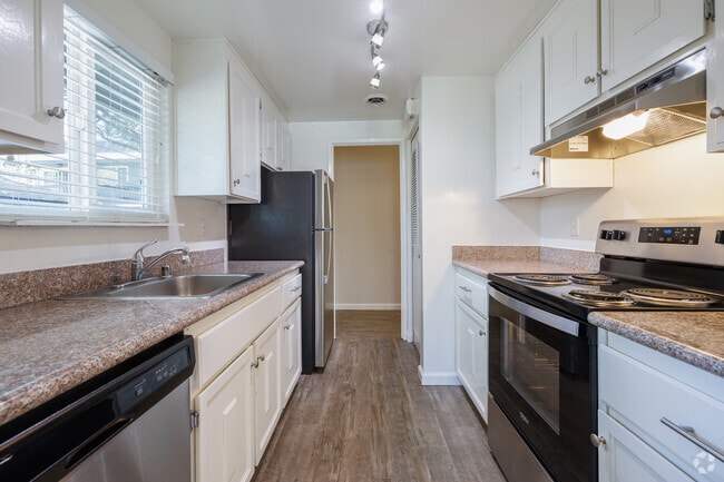 Large Duplex Kitchen 1,220SF - Sycamore Green Apartments