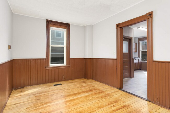 Building Photo - 375 Erie St