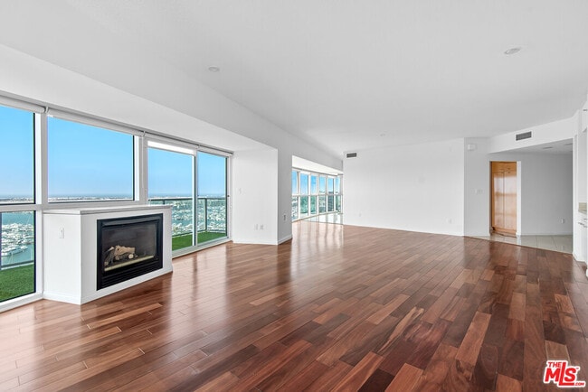 Building Photo - 13600 Marina Pointe Dr
