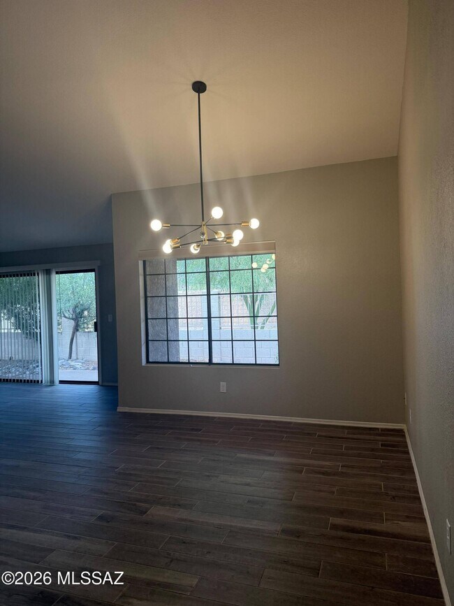 Foto del edificio - 321 E Fieldcrest Ln