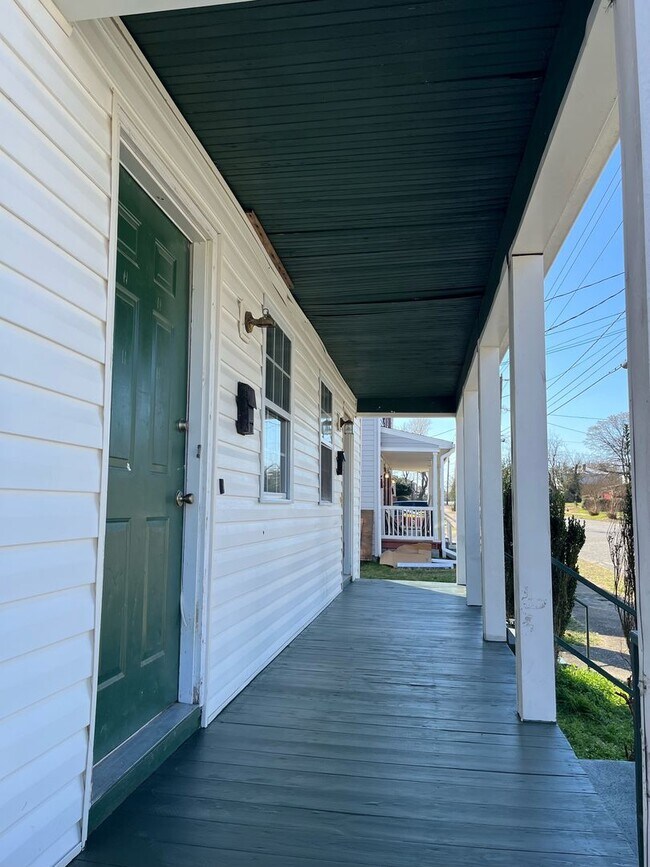 Foto del edificio - Beautiful Move-In Ready Duplex Apartment