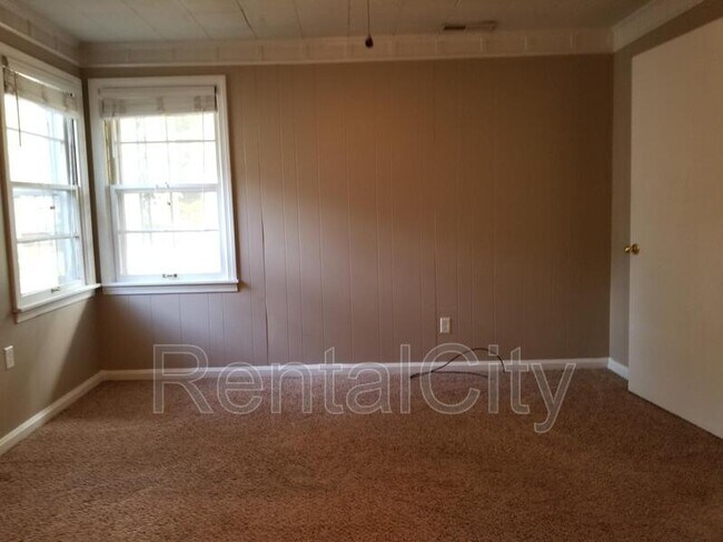 Building Photo - 4055 Roseland St