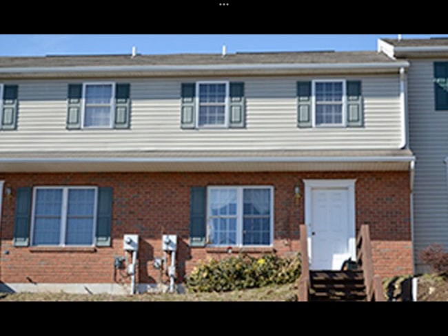 Beautiful townhome in Exeter Schools - Beautiful townhome in Exeter Schools