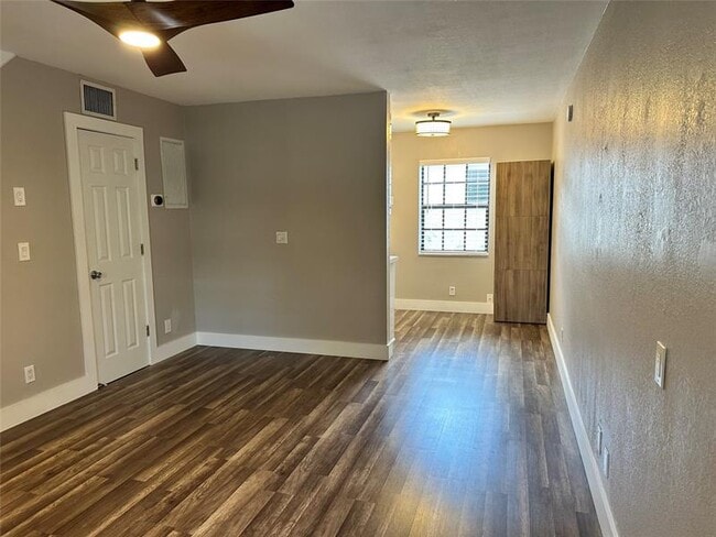 Foto del edificio - 620 NE 28th St