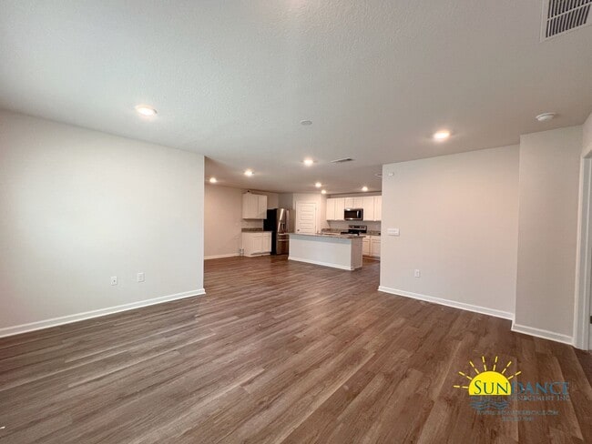 Foto del edificio - Spacious 4-Bed Home in Prime Location and ...