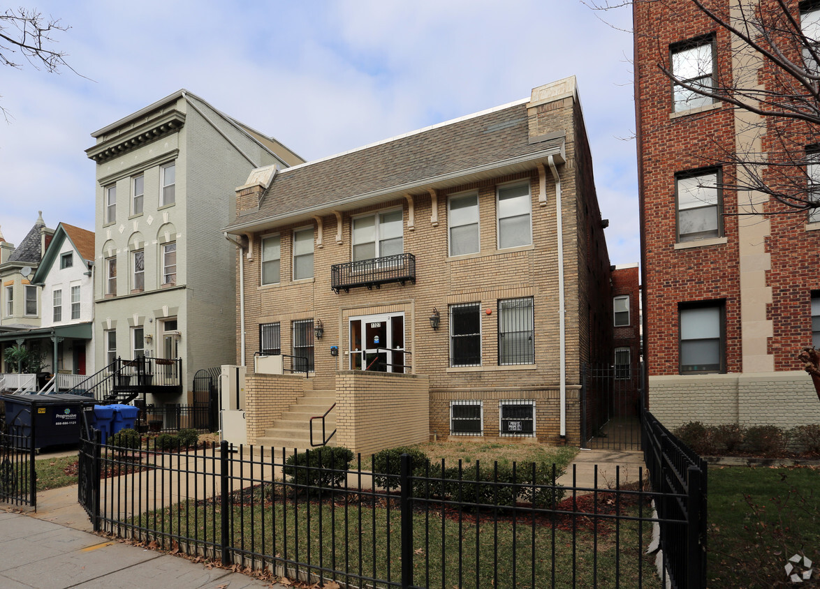 Primary Photo - 1327 Kenyon St NW