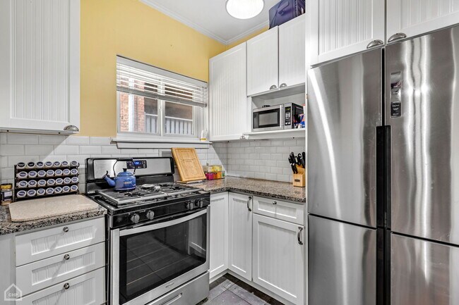Building Photo - 540 W Brompton Ave