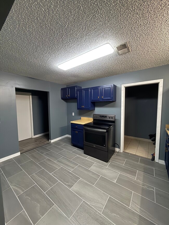 Kitchen - 404 W Easy St