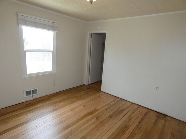 Foto del edificio - APPLICATION PENDING -  209 E 11th- Charmin...
