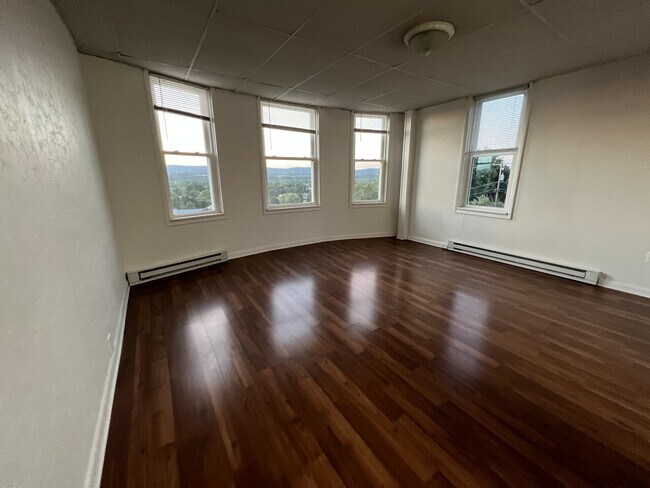 Foto del edificio - 115 W Kline Rd