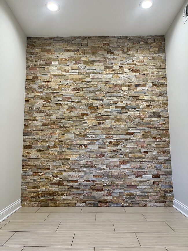 Building Photo - 3145 N Lamon Ave