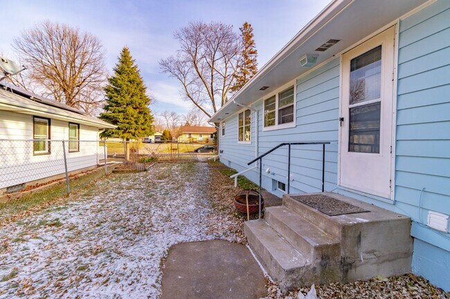 Foto del edificio - Most utilities INCLUDED!! 3 Bedroom 2 Bath Duplex Richfield Available May 1 2026