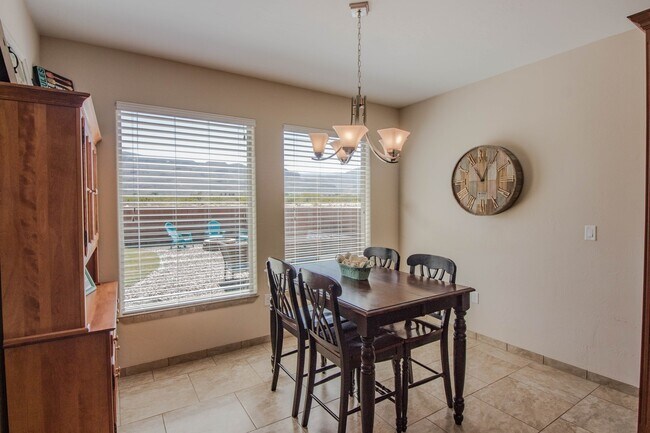Foto del edificio - Spacious, Charming Home