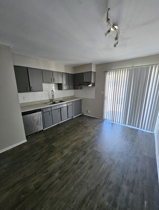 Building Photo - Forest Villas