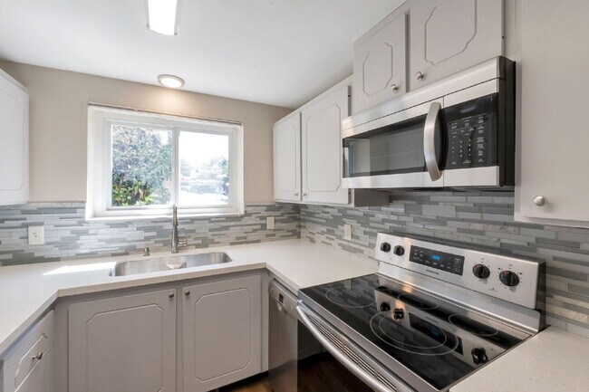 Building Photo - Sugarhouse -  2 Bed 1 Bath 1 Covered Parking