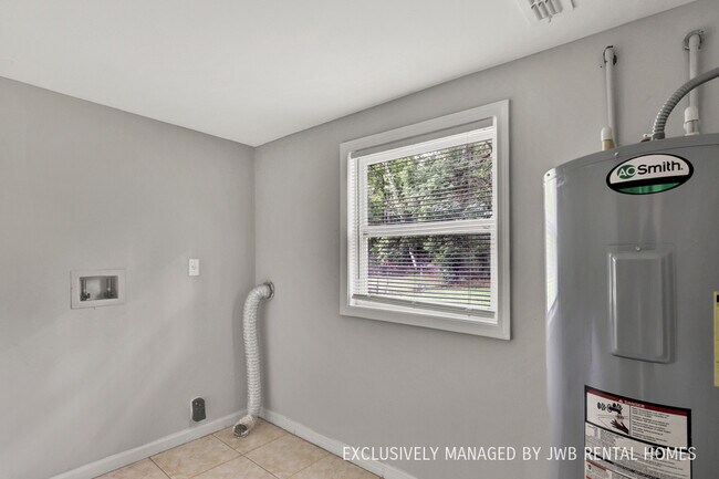 Foto del edificio - 6926 George Wood Ln S