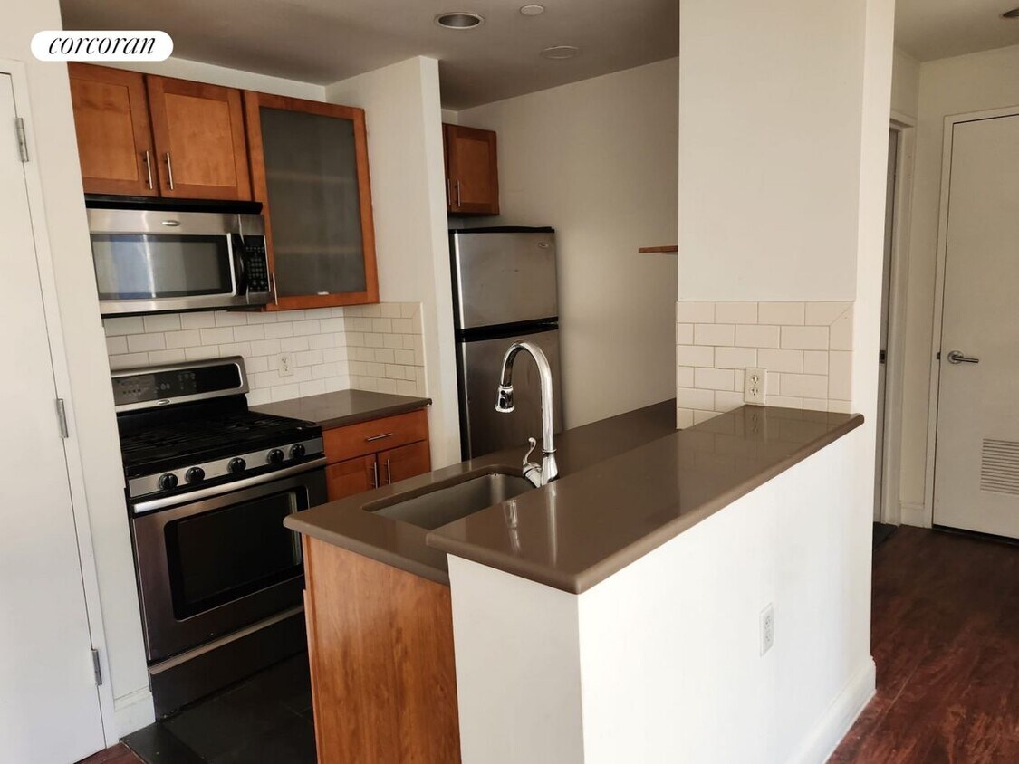 Foto principal - 327 E 101st St
