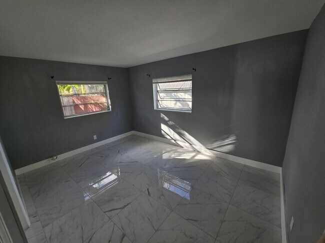 Foto del edificio - 1021 SW 32nd Ct