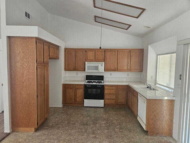 Building Photo - 3 BEDROOM VICTORVILLE HOME