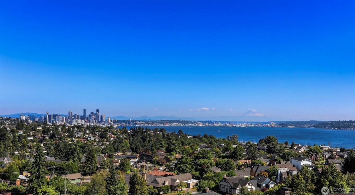 Primary Photo - Magnolia Old World Charm with 180' views o...