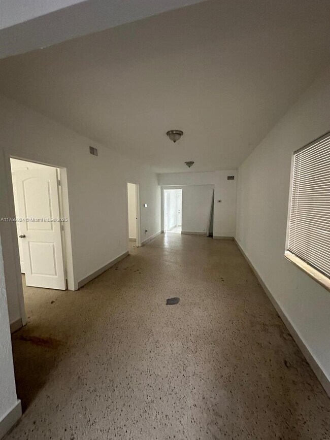 Foto del edificio - 10150 NW 8th Ave