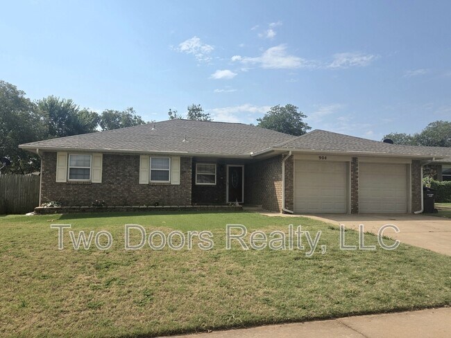 Building Photo - 904 E Hills Dr