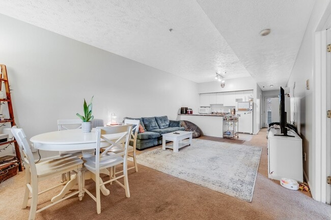 Interior Photo - 332 Bent Tree Court