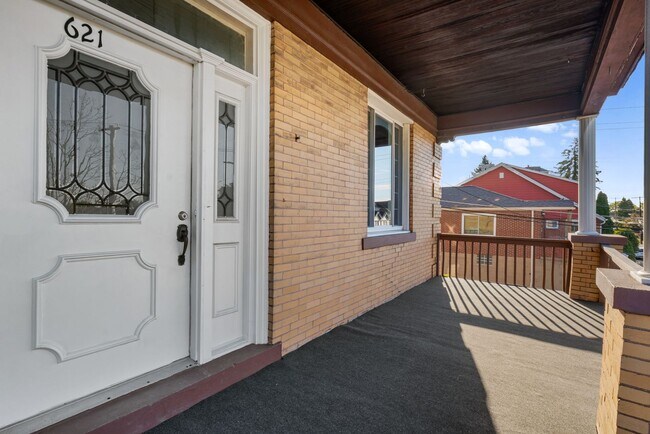 Foto del edificio - 5 bed 1 bath - newly updated, tons of space, central air, off street parking, laundry