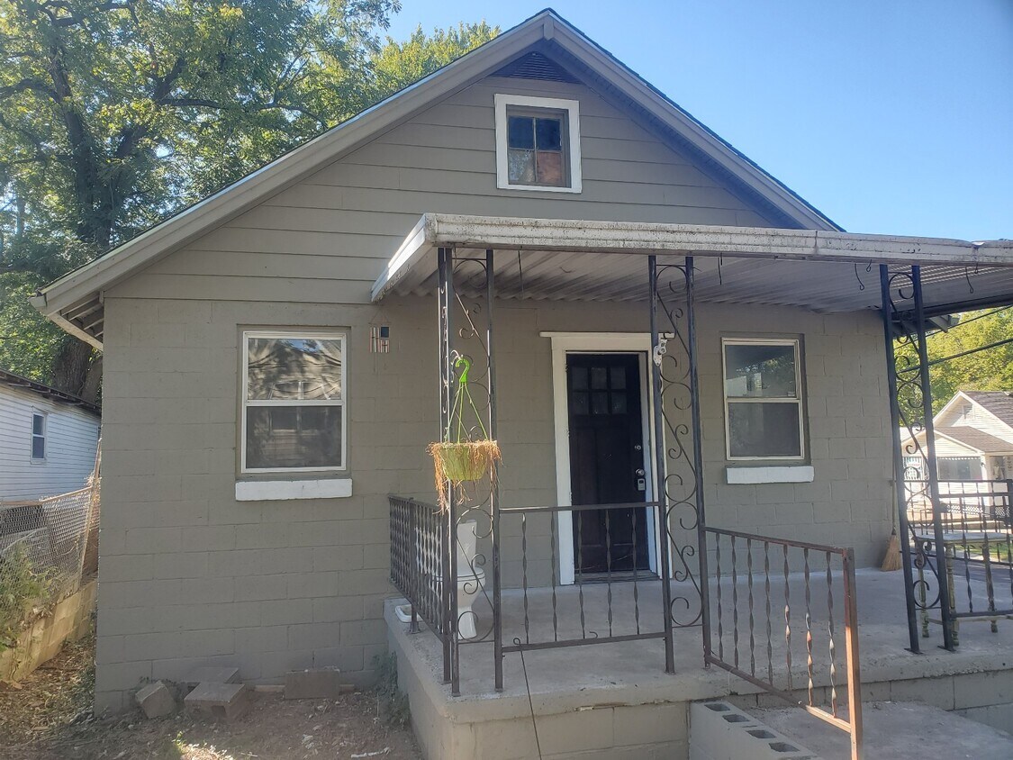 Primary Photo - 8901 E Thompson Ave