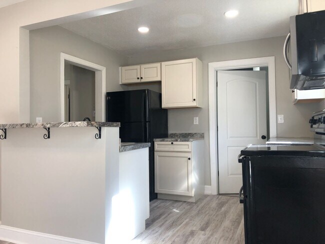 Foto del edificio - MOVE-IN READY!