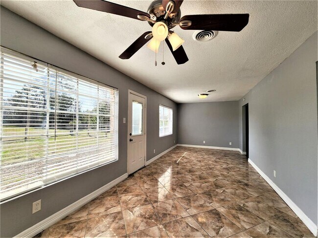 Building Photo - 1017 S Country Club Dr