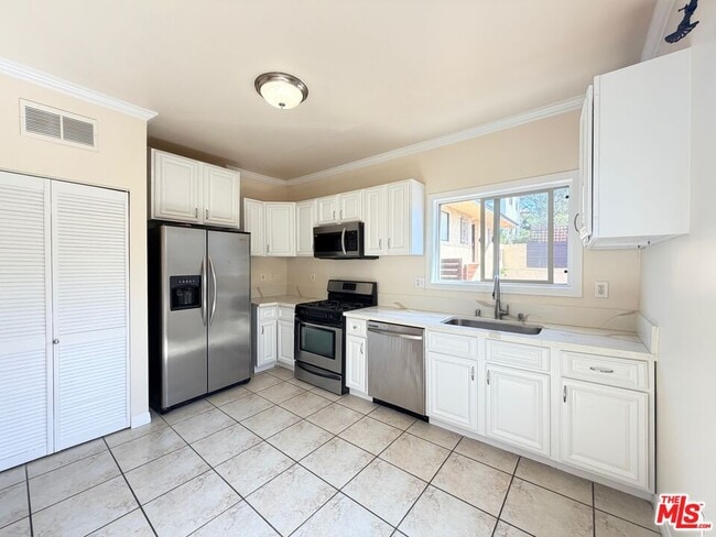 Building Photo - 605 1/2 Tularosa Dr
