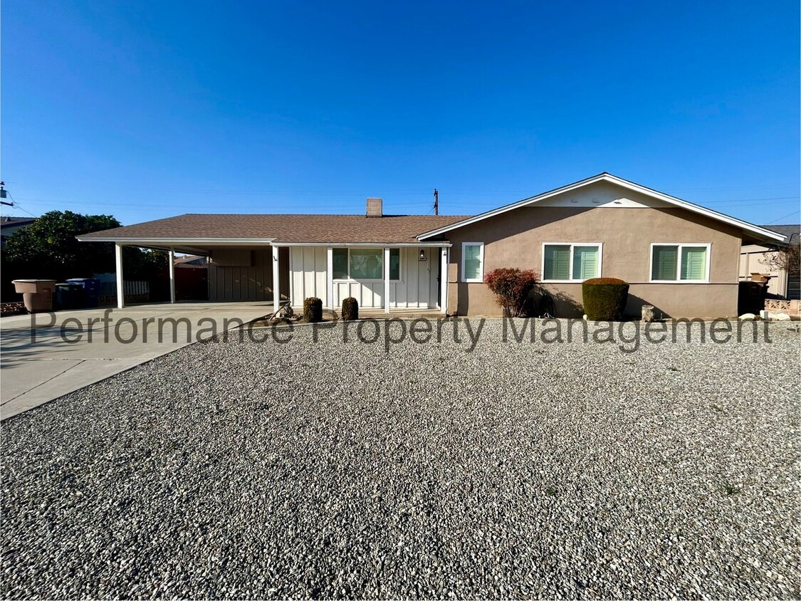 Foto principal - Charming 3 Bed/2 Bath 55+ Kern City Home w...