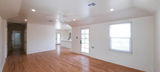 Building Photo - 1420 E Almeria Rd