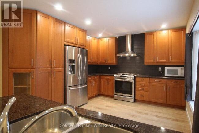 Photo du bâtiment - 460 Main St N