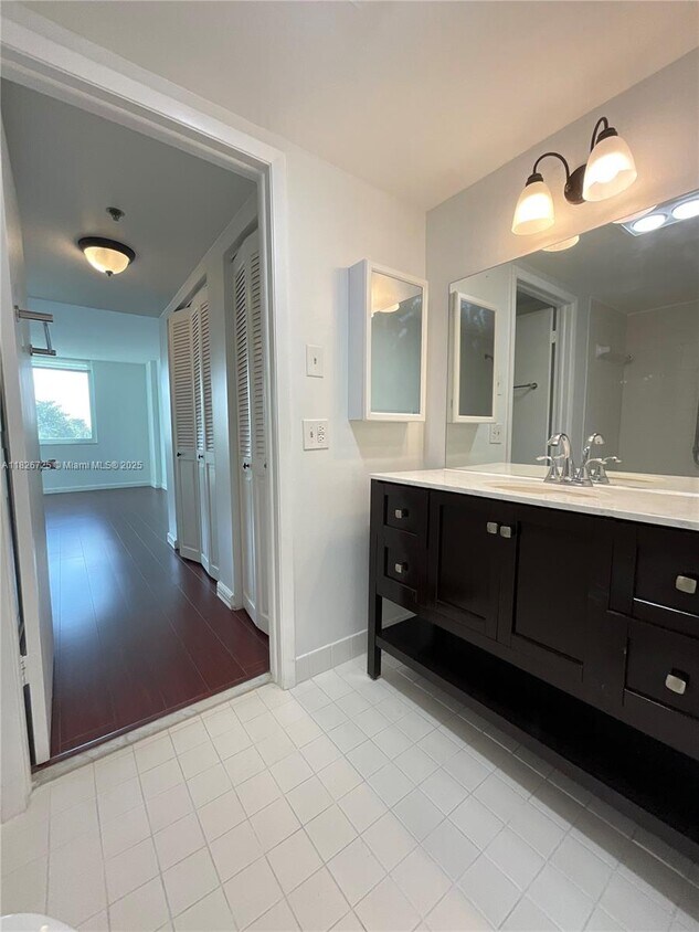 Foto principal - 919 Hillcrest Dr