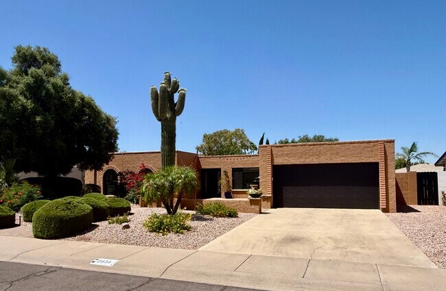 Casa de 4 habitaciones y 2 baños en el corredor 32nd/Shea. ¡Cerca de rutas de senderismo, autopistas, tiendas y restaurantes! - 2816 E Laurel Ln