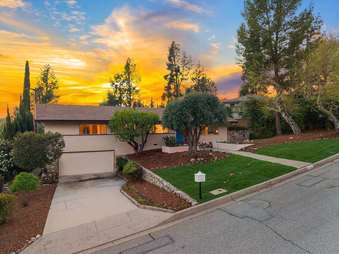 Foto principal - Mid-Century Home in Prime East Sierra Madr...
