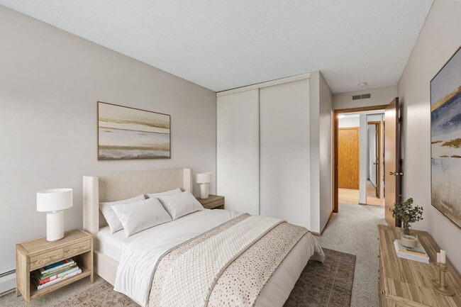 Building Photo - Oakwood