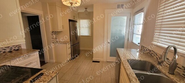 Foto del edificio - 702 S Bungalow Terrace