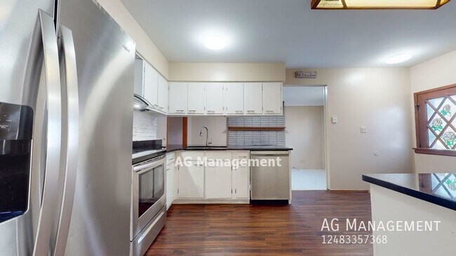 Foto del edificio - 12855 Ray Dr - Gorgeous N Warren 3Bed/2Bath