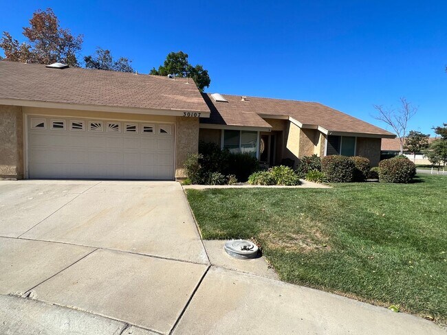 Building Photo - Nicely updated Valencia model home in Leis...