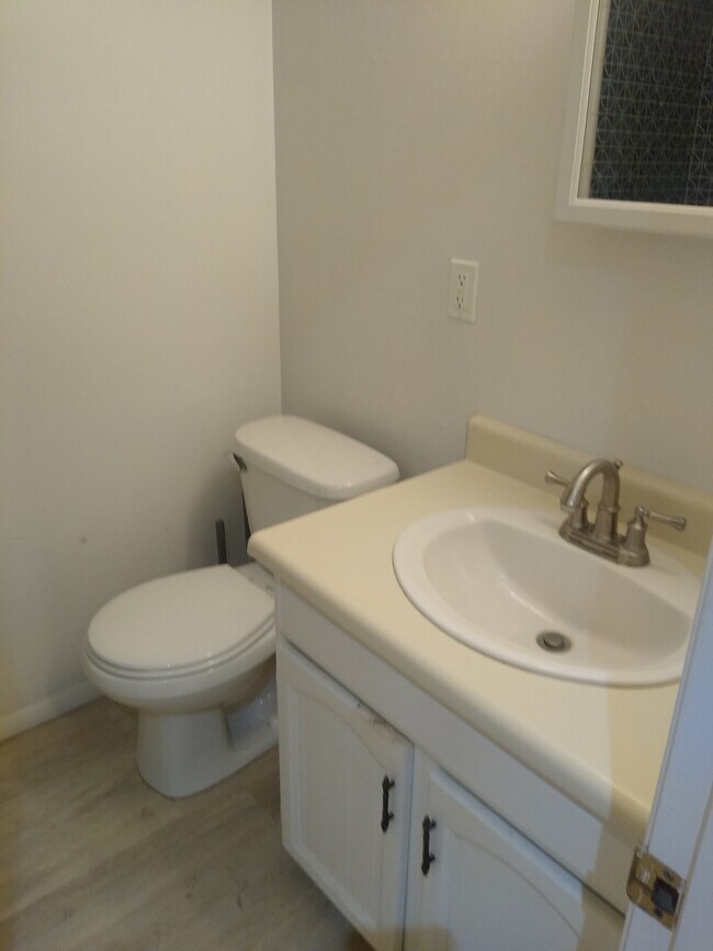 bath - 4619 E Montecito Ave