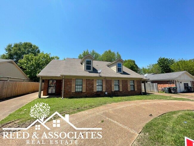 Foto del edificio - Updated Duplex Located on Mendenhall Road!